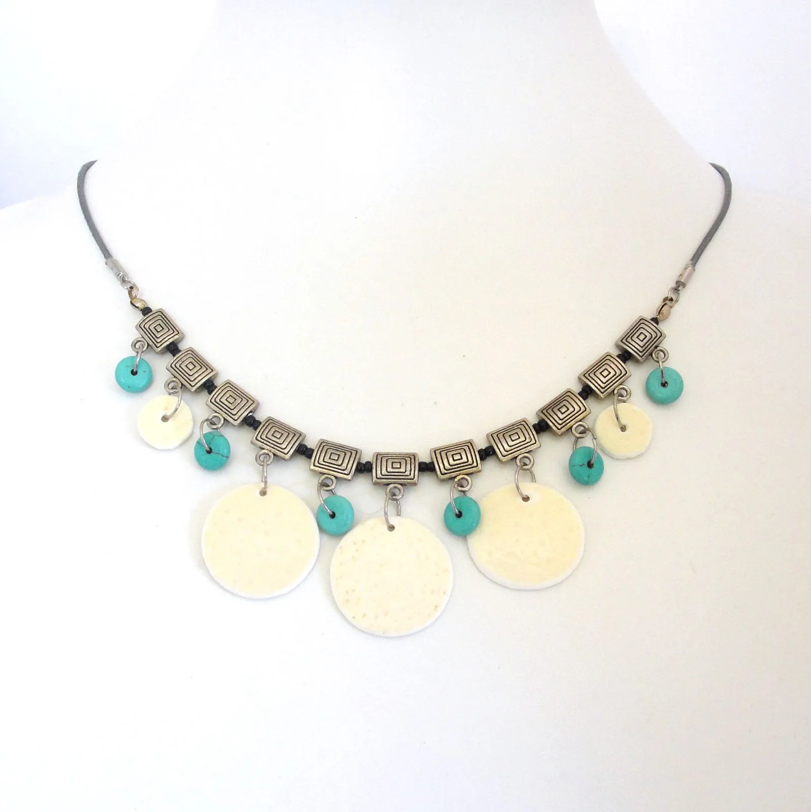 Ostrich eggshell buttons with Turquoise stone - NWE105