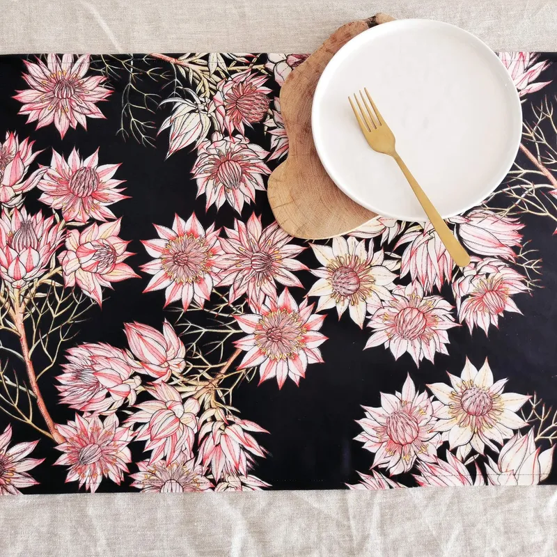 Serruria Velvet Table Runner - Image 1