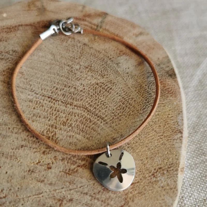 Pansy Shell Bracelet - Image 1