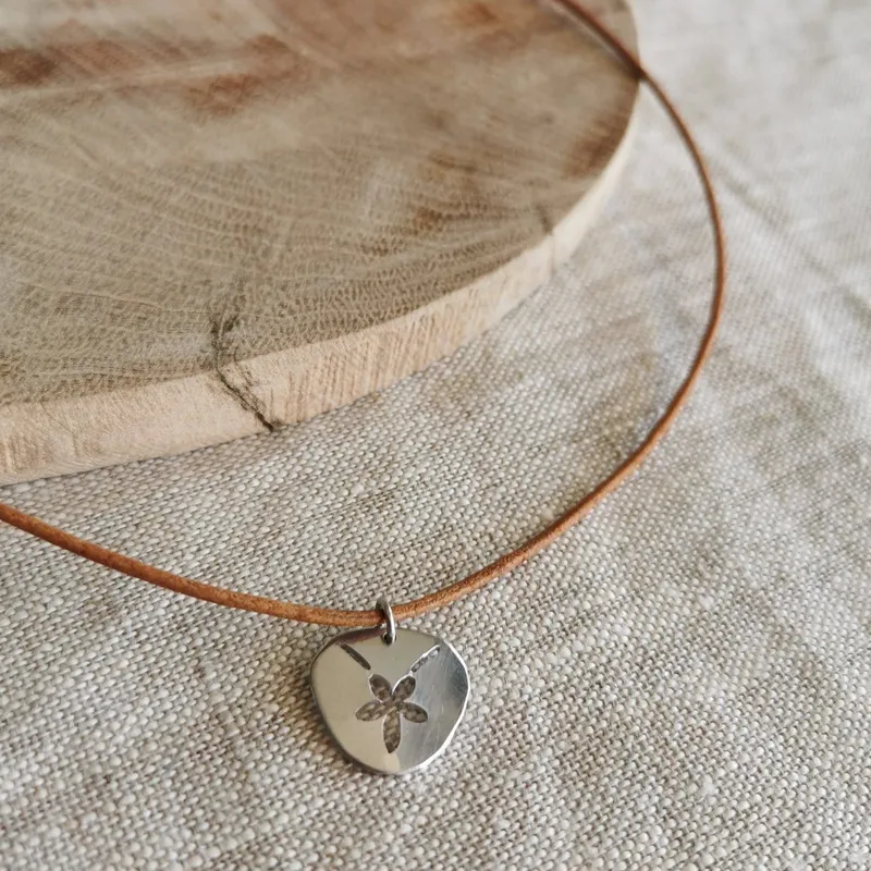 Pansy Shell Pendant - Image 1