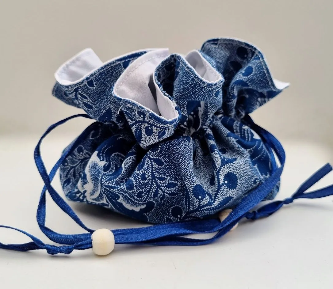 A light and compact travel jewellery bag in blue and white scwhe schwe - JB02
