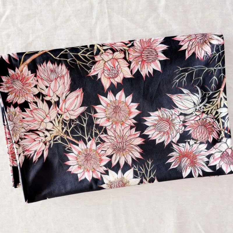 Serruria Velvet Table Runner - Image 2