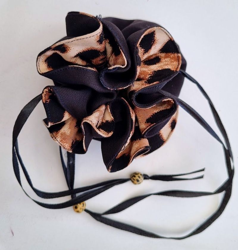 A light and compact travel jewellery bag with in cheetah print interior and black on the outside – JB09