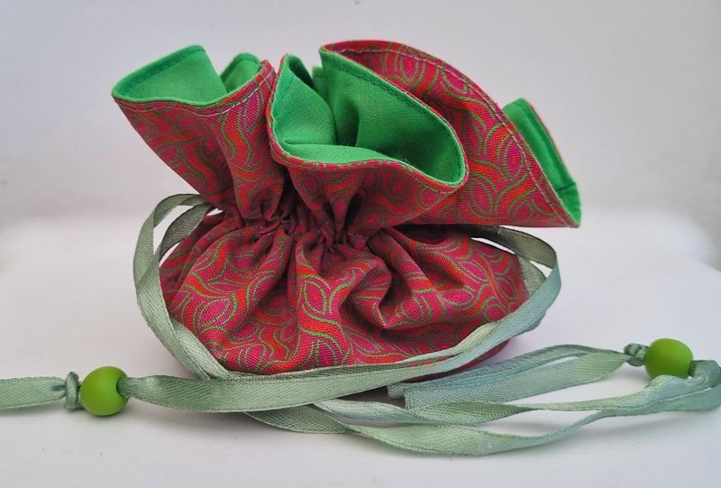 A light and compact travel jewellery bag in contrasting pink and green – JB05