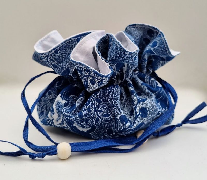 A light and compact travel jewellery bag in blue and white scwhe schwe - JB02